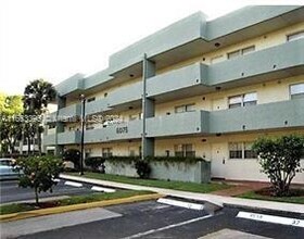 6075 N Sabal Palm Blvd in Tamarac, FL - Foto de edificio - Building Photo