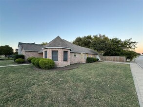 1300 Estate Ln in Desoto, TX - Building Photo - Building Photo