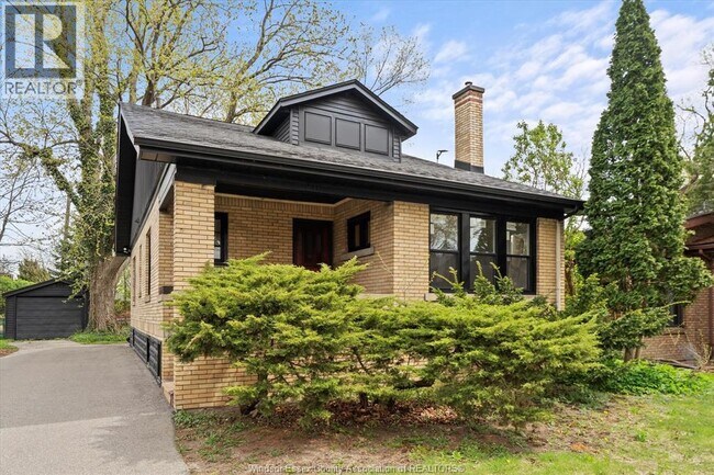 216 Thompson Blvd in Windsor, ON - Building Photo - Building Photo