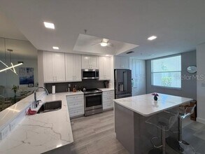 8755 Olde Hickory Ave in Sarasota, FL - Building Photo - Building Photo