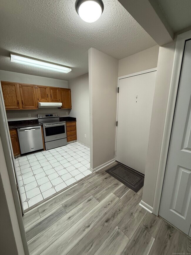 402 Twin Circle Dr in South Windsor, CT - Building Photo - Building Photo