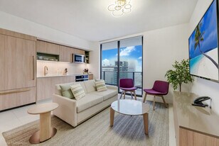 121 NE 5th St in Miami, FL - Building Photo