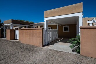 663 Bishops Lodge Rd in Santa Fe, NM - Foto de edificio - Building Photo