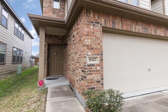 8327 Hawthorn Vly Ln in Houston, TX - Foto de edificio - Building Photo