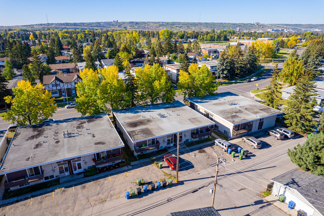 4832 Varsity Dr NW in Calgary, AB - Building Photo - Building Photo