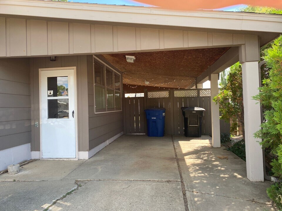 970 Box Ave in Dickinson, ND - Building Photo
