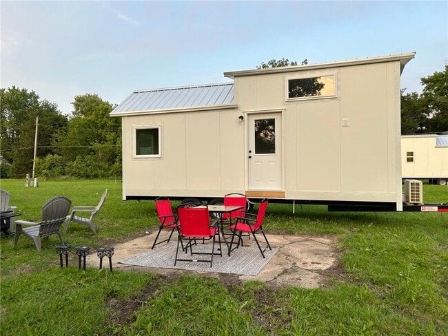 property at 301 S Prairie St