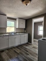 211 E Walnut St in Columbus, KS - Building Photo