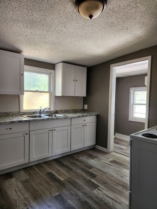 211 E Walnut St in Columbus, KS - Building Photo