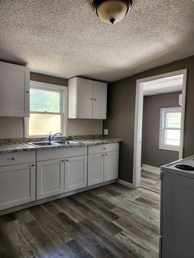 property at 211 E Walnut St