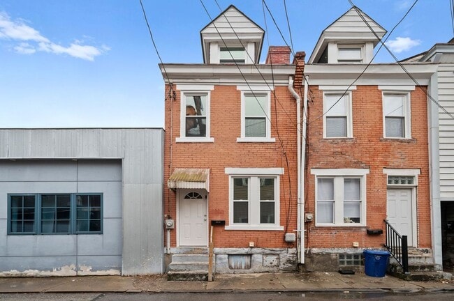 2326 Larkins Wy in Pittsburgh, PA - Building Photo - Building Photo