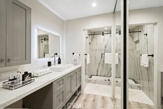 21400 Burbank Blvd, Unit 115 in Los Angeles, CA - Building Photo - Building Photo