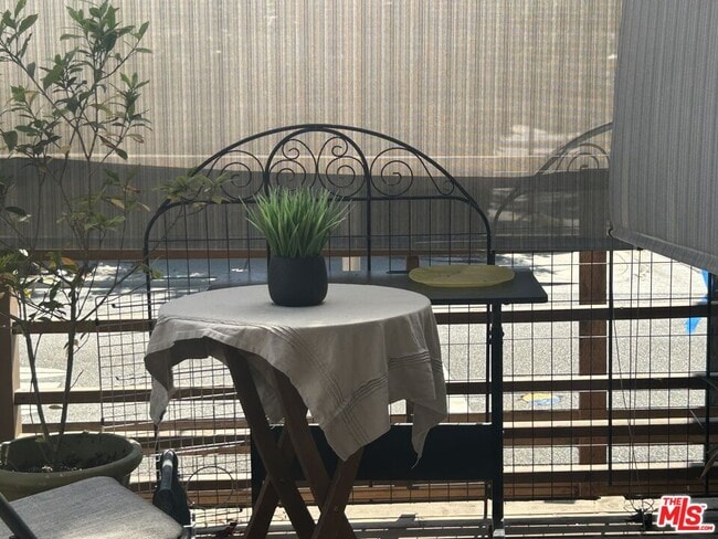 701 Navy St in Santa Monica, CA - Building Photo - Building Photo