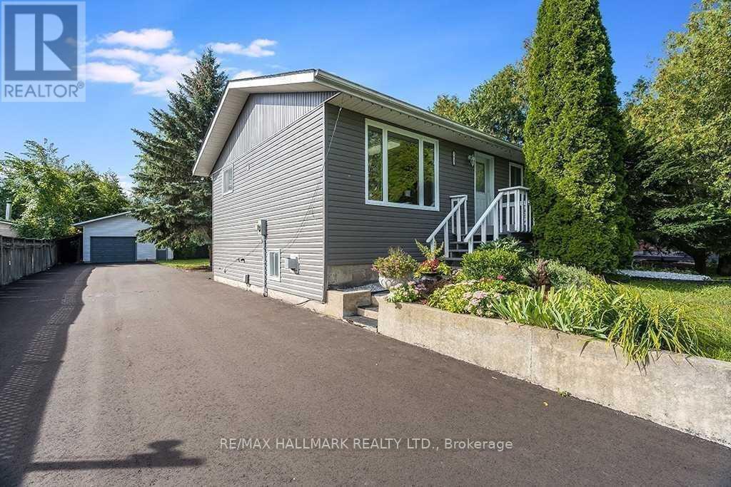 1015 Lebanon Dr in Innisfil, ON - Building Photo
