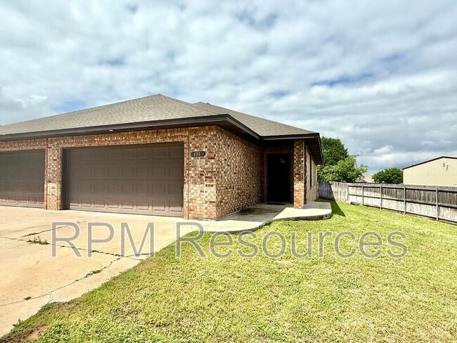 131 Bison Ct Way in Mustang, OK - Building Photo - Building Photo