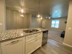 101 N Shannon Way in Mustang, OK - Building Photo - Building Photo