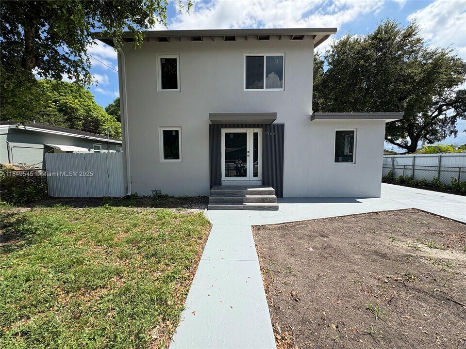 3368 NW 51st Terrace in Miami, FL - Building Photo