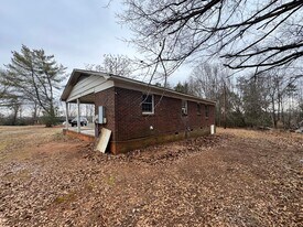 2070 Cottonwood Dr in Shelby, NC - Building Photo