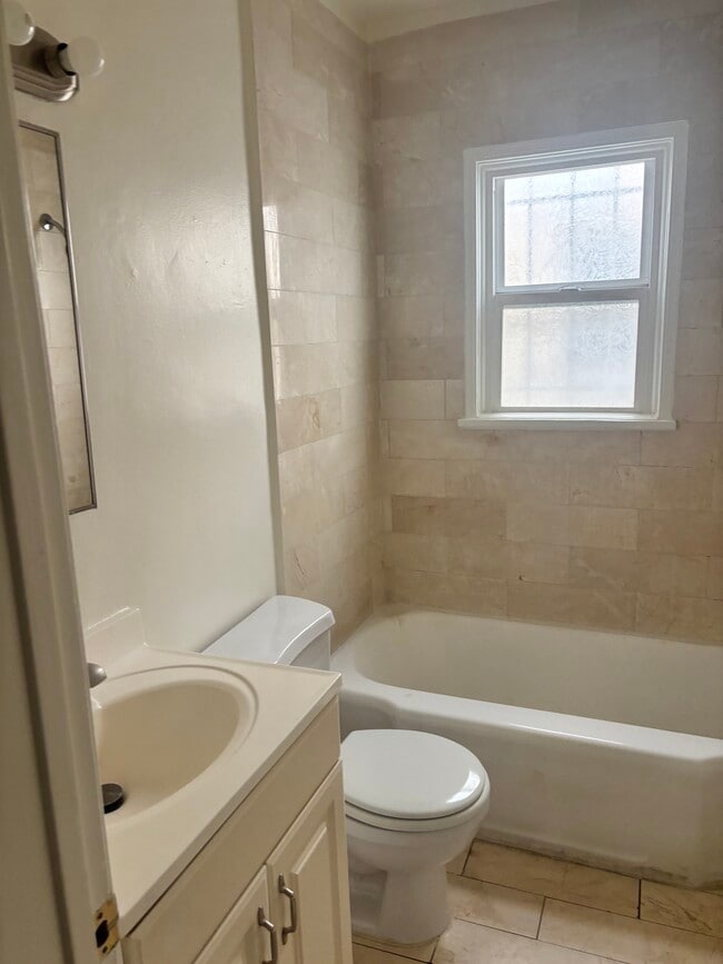 151 S Crescent Dr, Unit 1 in Beverly Hills, CA - Building Photo - Building Photo