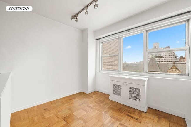 69 W 9th St in New York, NY - Building Photo - Building Photo