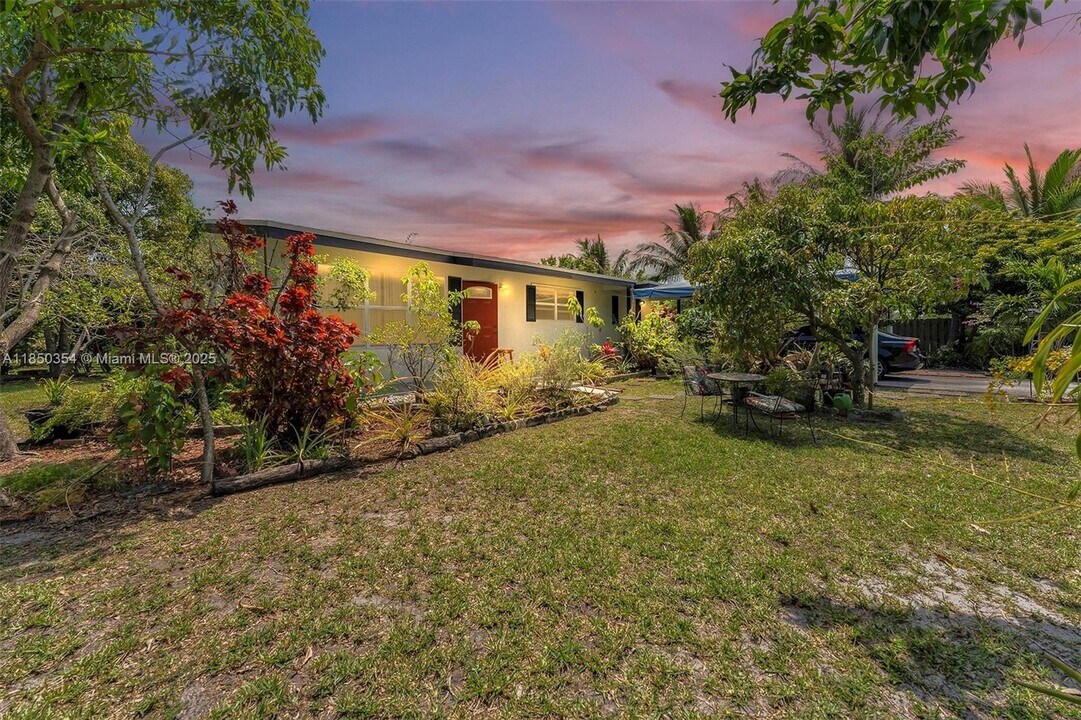 3950 SW 53rd Ave in Davie, FL - Foto de edificio