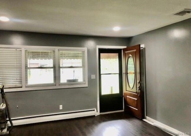 1099 Nugent Ave in Bay Shore, NY - Building Photo - Building Photo