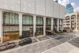 1505 Elm St in Dallas, TX - Foto de edificio - Building Photo