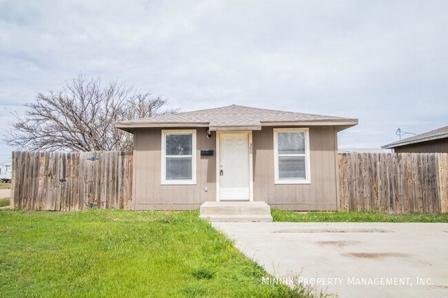 330 E Lynn St in Slaton, TX - Building Photo - Building Photo