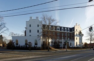 260 W Main St in Riverhead, NY - Building Photo