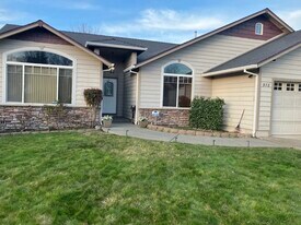 978 SW Princeton Pl in Grants Pass, OR - Building Photo