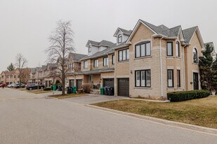 455 Apache Crt in Mississauga, ON - Building Photo