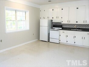 301 Sunset Dr in Fuquay Varina, NC - Foto de edificio - Building Photo