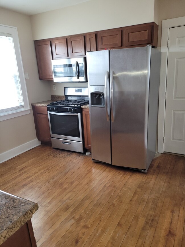 241 Nichols Ave, Unit First floor in Syracuse, NY - Foto de edificio - Building Photo