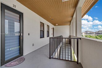 8045 NW 104th Ave in Doral, FL - Building Photo - Building Photo