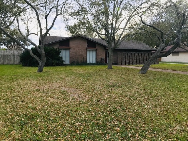 614 E 10th St in Bishop, TX - Building Photo