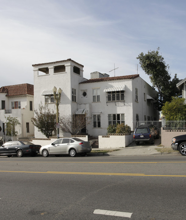 129-131 N Rampart Blvd in Los Angeles, CA - Building Photo