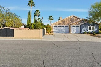 8570 Country Home Cir in Las Vegas, NV - Foto de edificio - Building Photo