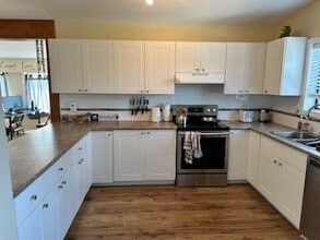 2888 Belmont Ave in Victoria, BC - Building Photo - Building Photo
