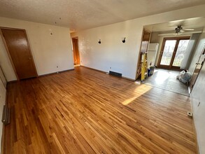 1224 Tuxedo Rd NW in Minot, ND - Foto de edificio - Building Photo
