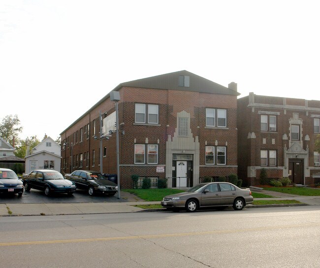 2429 Delaware Ave in Buffalo, NY - Foto de edificio - Building Photo