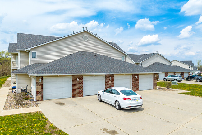 Boulder Ridge Apartments and Townhomes in Pleasant Hill, IA - Foto de edificio - Building Photo