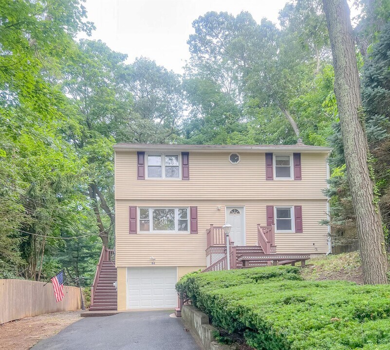 64 B Polk Ave in East Northport, NY - Building Photo