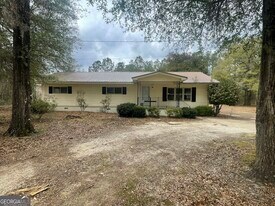 1116 N Lake Dr in East Dublin, GA - Building Photo