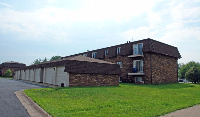 2796 Willow Dr in Bettendorf, IA - Foto de edificio - Building Photo