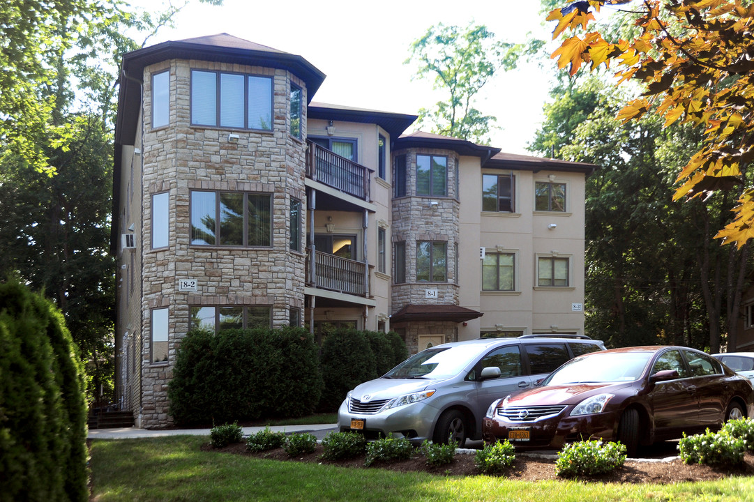 8 Hana Ln in Monsey, NY - Foto de edificio