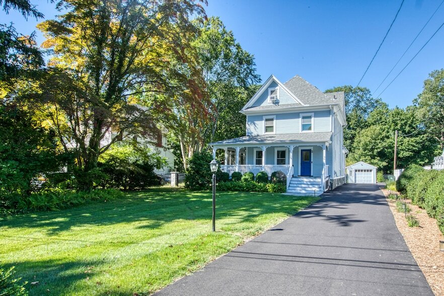 96 Holmes Ave in Darien, CT - Building Photo