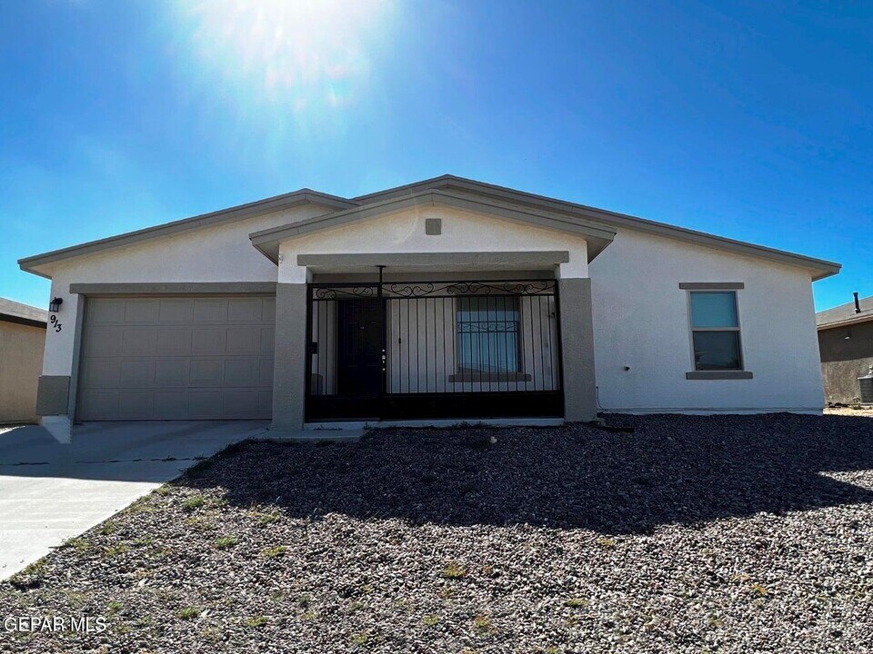 913 Galaxia Dr in Horizon City, TX - Building Photo