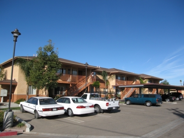 121 E Bunny Ave in Santa Maria, CA - Foto de edificio