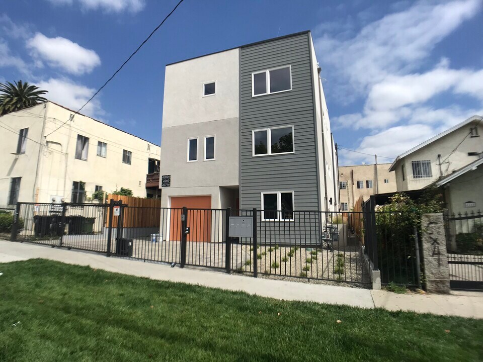 4271 Rosewood Ave in Los Angeles, CA - Building Photo