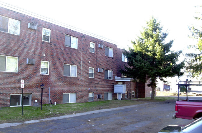 Mill Creek Manor in Levittown, PA - Building Photo - Building Photo